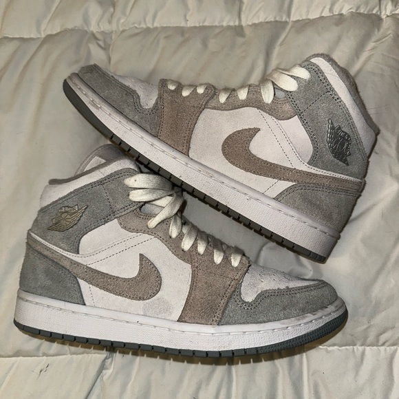 2022 Woman’s Air Jordan 1 Mid SE 'Particle Grey' - Picture 4 of 6